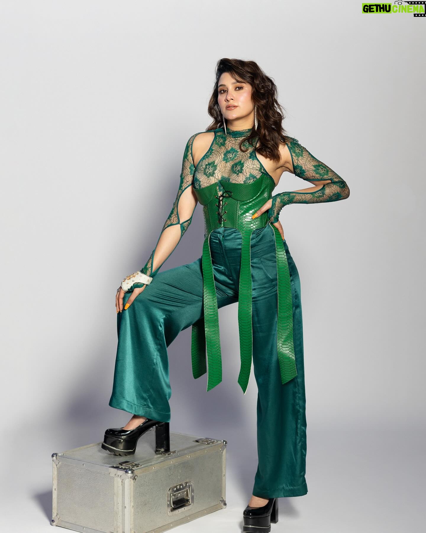 Aastha Gill - 35.5K Likes - 🤔💚
Styling - @stylenmua
Outfit - @rheapillairastogi
Jwellery- @outhouse
Hair - @hairstylist_jennny
Makeup- @cashmakeupartistry
📸- @dinesh_ahuja