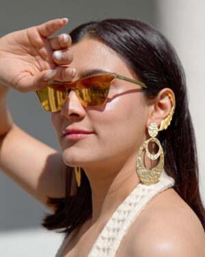 Aastha Gill Instagram - A dress up for 2 cocktails! 😅🍹🍸🍷
#aasthagill #AGOG #udaipurdiaries #raffleudaipur 

Stylist- @stylenmua
Outfit - @sheenatrehanofficial
HMU - @cashmakeupartistry
Jewellery- @suhana_art_and_jewels 
Sunglasses - @givenchy 
Shoes - @chanelofficial