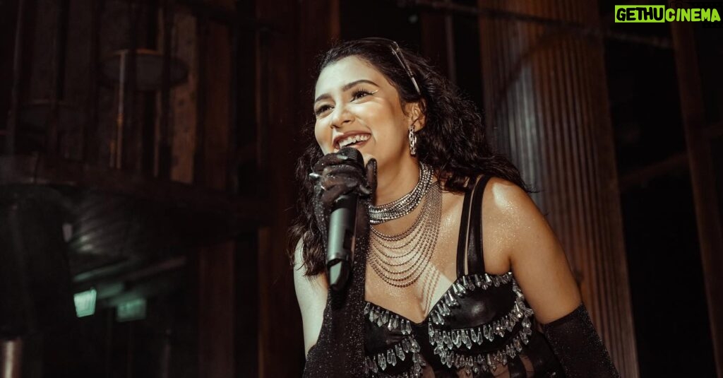 Aastha Gill Instagram - The stage was on fire, and so are you! 🔥🎤 Thank you all for your amazing support and love for ’Kyun’. Stream it now on all major platforms 💛 #aasthagill #kyun #agog #newmusic #artist