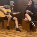 Aastha Gill Instagram - ‘Kuhu kuhu mein chitthiyan padhe mazakiyaan Inhe kaho ki naa chhupaaye kisne hai likha bataaye Uski aaj main nazar utaar loon’ One of my favourites from @itsamittrivedi @amitabhbhattacharyaofficial 😍❤️ 🎸 @chezinofficial