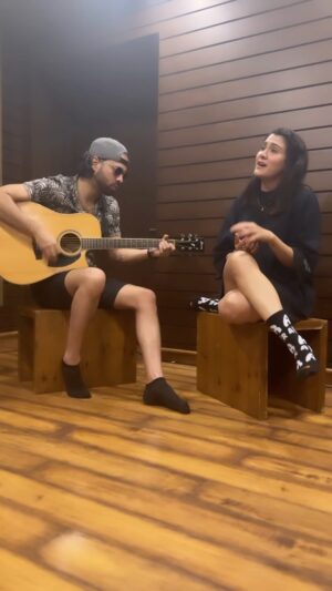 Aastha Gill Instagram - ‘Kuhu kuhu mein chitthiyan padhe mazakiyaan
Inhe kaho ki naa chhupaaye kisne hai likha bataaye
Uski aaj main nazar utaar loon’

One of my favourites from @itsamittrivedi @amitabhbhattacharyaofficial 😍❤️ 

🎸 @chezinofficial