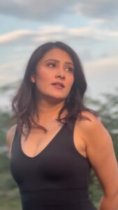 Aastha Gill Instagram - Oh Piya, Kaisa Kar Diya Hai Tune Jaadu #kyun #aasthagill #newmusic #outnow #agog #artist #trendingnow