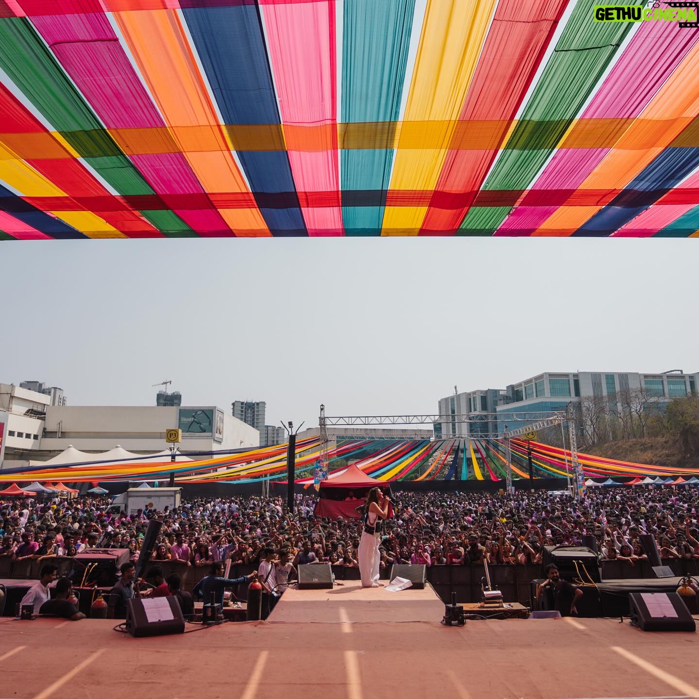 Aastha Gill Instagram - A LIFETIME MEMORY!!! Thank you so much much Mumbai for all the love! 🥹🥹🥹😍😍😍 #happyholi #aasthagill #agog #aasthagilllive #holiinmumbai #coloursplash