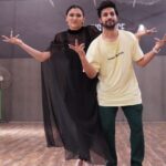 Aastha Gill Instagram - Guess who popped by for a COLLAB class ?! 😬 @aasthagill X @atulbigdance Pop Up class on KYU 🎵 at @bigdancecentre 📍 Judging by the immense love and mad energy in class, it’s safe to say that Aastha is also a Contemporary teacher now ! 👸 Aastha can I now do a singing cameo in your next song ? 😂 🧡 : @bluprint.inc @sweta_ojha2020 @dhruvwadhwa88 @bhavyeahanand @namaslay01 Shot & Edit 🎥 : @shreysawant_94 @gairikduttapaul #kyu #aasthagill #atuljindal #atulbigdance #bigdancecentre #bigdance #bdc #dance #danceclass #danceworkshop