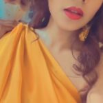 Aayushi Jaiswal Instagram - Toh Dekho Aur Batao Kaisi Lag Rahi Hu Main #shooting #viralreelschallenge