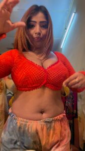 Aayushi Jaiswal Instagram - Comment kar ke batao blouse kaise hai fir saree ke sth ka video upload krti hu 😜