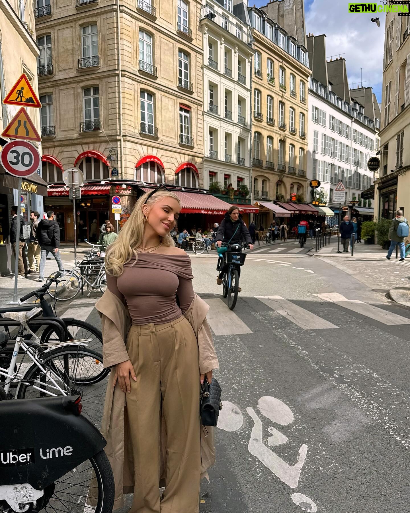 Abby Rao Instagram - Where’s your favorite place to go in Paris? ❤️