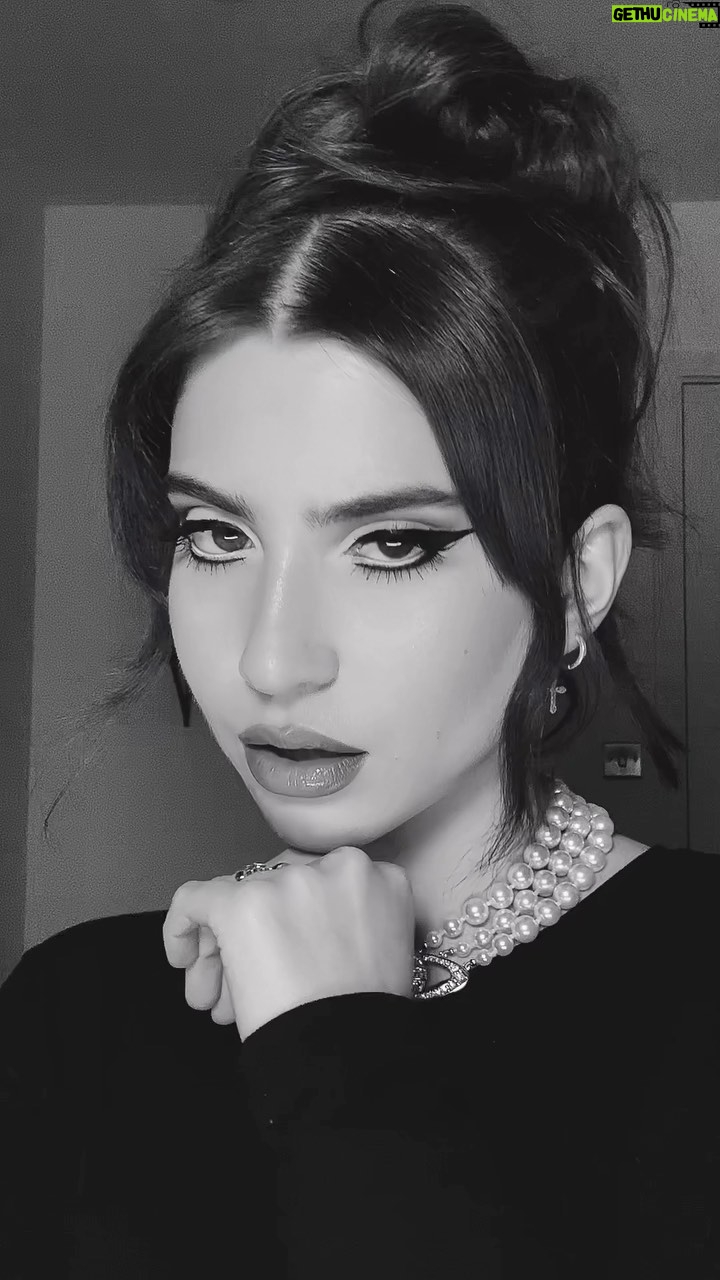 Abby Roberts Instagram - mother 🖤 @honeymoon #lanadelrey #lanamakeup #oscars