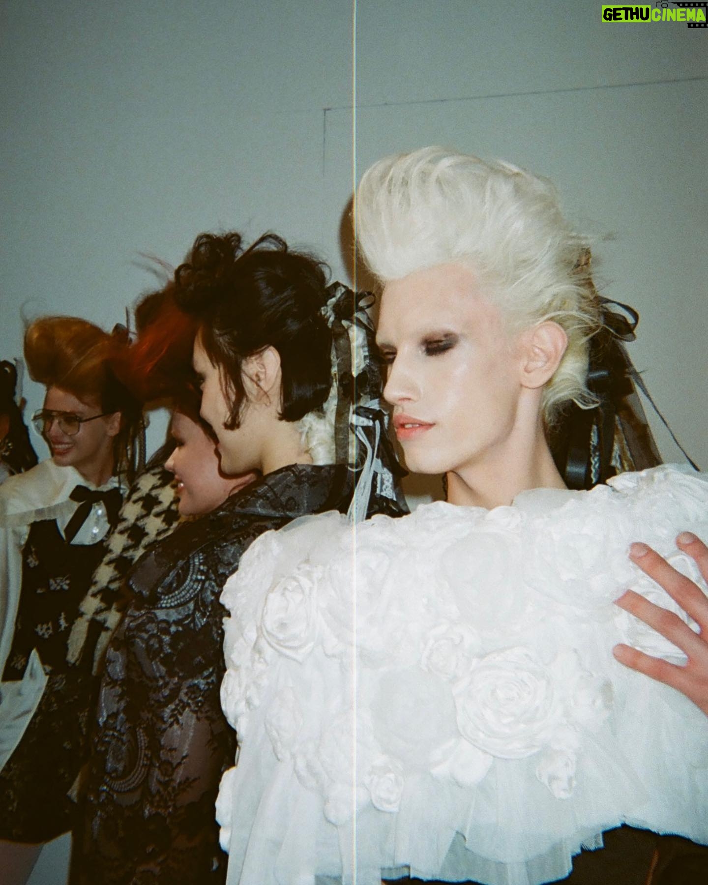 Abby Roberts Instagram - Did you hear? Fashion month is officially over! 😱 As we say goodbye to another season of thrills and frills, we look back on the beauty looks that excited the audiences of the AW24 womenswear shows. Here TikTok star @abbyroberts gives us a sneak peek into her own fashion month experience documented via disposable camera, featuring papped beauty looks from the @mashapopovap @yuhanwangyuhan @patrick__mcdowell and @dipetsa shows as well as looks from guests and her own creations. “I think the biggest thing i noticed this fashion week was the internet culture’s growing influence on the fashion space,” she tells Dazed. “From the models used to accents in the collections!” 📷 @abbyroberts