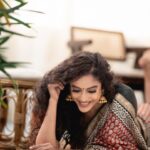 Abhirami Venkatachalam Instagram - காதல் Shoot series by the lovely team Makeup - @pavihairandmakeup Hair- @mani_stylist_ Saree- @kaarigai.sarees Jwellery- @littlefingers_bridal_jewellery Photography- @photoinfinity.ch