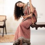 Abhirami Venkatachalam Instagram - காதல் Shoot series by the lovely team Makeup - @pavihairandmakeup Hair- @mani_stylist_ Saree- @kaarigai.sarees Jwellery- @littlefingers_bridal_jewellery Photography- @photoinfinity.ch