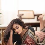 Abhirami Venkatachalam Instagram - காதல் Shoot series by the lovely team Makeup - @pavihairandmakeup Hair- @mani_stylist_ Saree- @kaarigai.sarees Jwellery- @littlefingers_bridal_jewellery Photography- @photoinfinity.ch