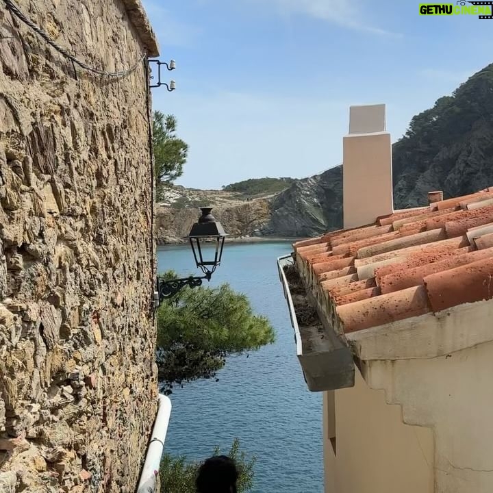 Abigail Spencer Instagram - Costa Brava Pals 🇪🇸 #travel #traveltuesday