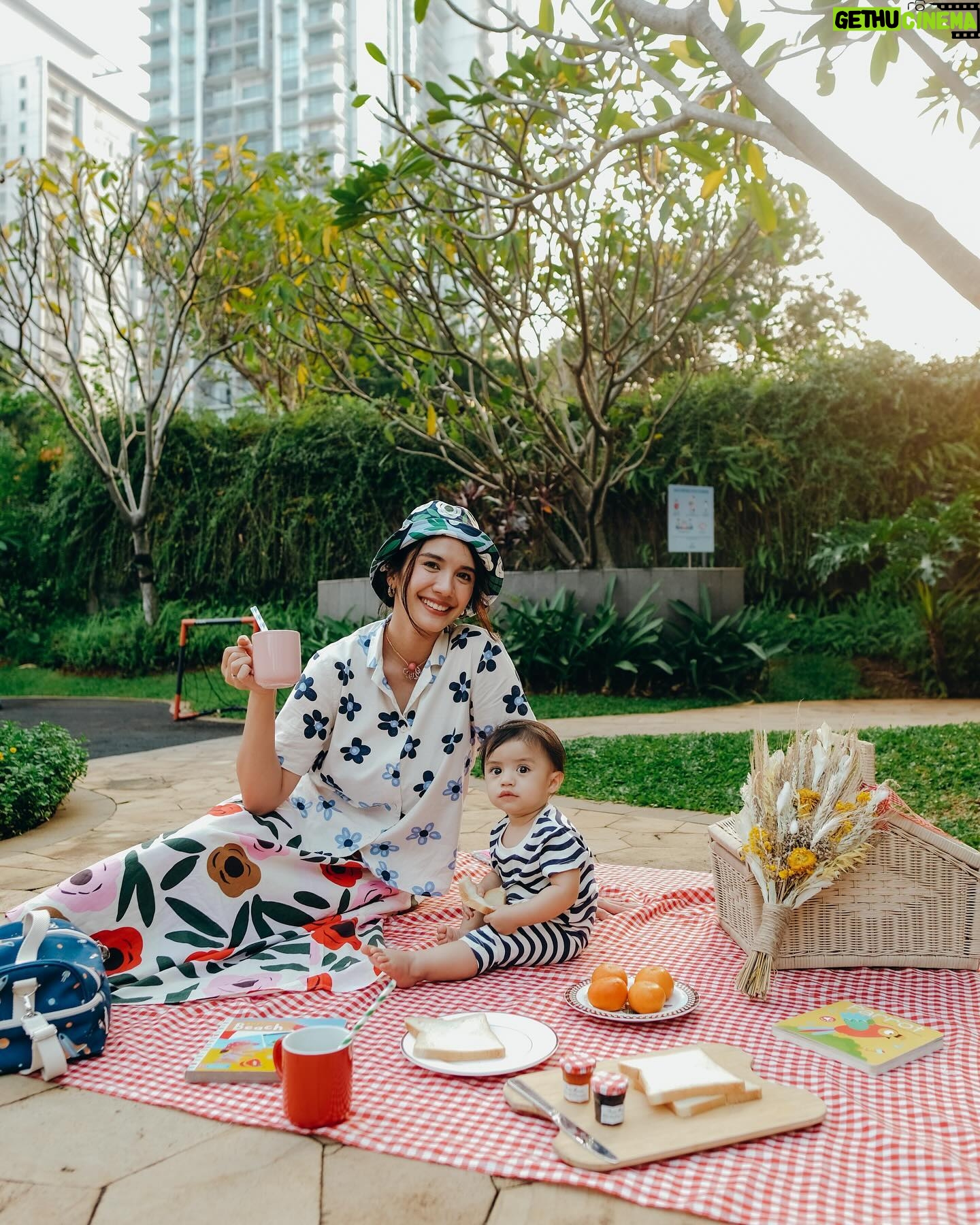 Acha Sinaga Instagram - Gemeessssh banget koleksi UNIQLO terbaru ini bisa kembaran juga sama si Kecil untuk outfit kita jalan-jalan keluar rumah atau santai di rumah aja. Bisa distyling-in pake motif yg sama atau tabrak pattern kaya aku gini. Udah bisa dipesen online atau langsung pilih-pilih di store @uniqloindonesia dan UNIQLO.COM mulai hari ini Gengg đ¸ #UNIQLOxMarimekko #UNIQLOINDONESIA