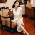 Acha Sinaga Instagram – Suka banget koleksi terbaru @ella.glo “Wulandari” 🌹Terinspirasi dari batik Jawa Barat, pola Megamendung ini punya warna baru yang cantik, Burgundy. Available online dan juga di Pop Up Store Plaza Indonesia mulai hari ini 🫶🏼