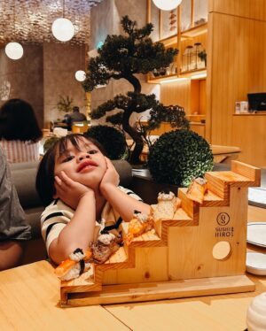 Acha Sinaga Instagram - Akhirnya bisa jalan ke mall abis liat sekolah buat Luke, Kenan di rumah dulu karena kita semua baru sembuh dari flu. Slide terakhir anak Ostrali tegang baru pertama kali di-keramasin di salon 🤭
