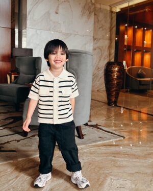Acha Sinaga Instagram - Akhirnya bisa jalan ke mall abis liat sekolah buat Luke, Kenan di rumah dulu karena kita semua baru sembuh dari flu. Slide terakhir anak Ostrali tegang baru pertama kali di-keramasin di salon 🤭