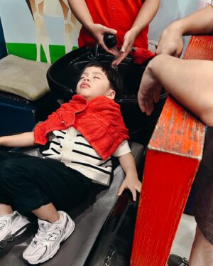 Acha Sinaga Instagram - Akhirnya bisa jalan ke mall abis liat sekolah buat Luke, Kenan di rumah dulu karena kita semua baru sembuh dari flu. Slide terakhir anak Ostrali tegang baru pertama kali di-keramasin di salon 🤭