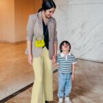 Acha Sinaga Instagram – Selama ini liat Andy suka nahan pintu lift buat orang lain, Luke jadi ngikutin 😆