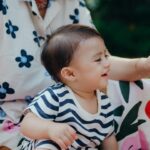 Acha Sinaga Instagram – Gemeessssh banget koleksi UNIQLO terbaru ini bisa kembaran juga sama si Kecil untuk outfit kita jalan-jalan keluar rumah atau santai di rumah aja. Bisa distyling-in pake motif yg sama atau tabrak pattern kaya aku gini. Udah bisa dipesen online atau langsung pilih-pilih di store @uniqloindonesia dan UNIQLO.COM mulai hari ini Gengg 🌸 
#UNIQLOxMarimekko 
#UNIQLOINDONESIA