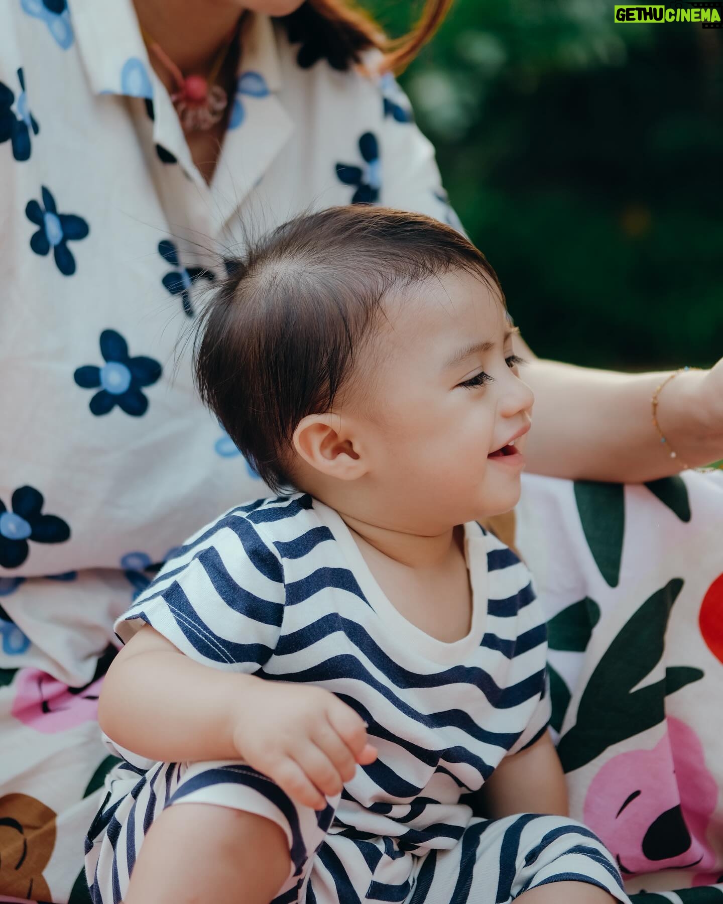 Acha Sinaga Instagram - Gemeessssh banget koleksi UNIQLO terbaru ini bisa kembaran juga sama si Kecil untuk outfit kita jalan-jalan keluar rumah atau santai di rumah aja. Bisa distyling-in pake motif yg sama atau tabrak pattern kaya aku gini. Udah bisa dipesen online atau langsung pilih-pilih di store @uniqloindonesia dan UNIQLO.COM mulai hari ini Gengg đ¸ #UNIQLOxMarimekko #UNIQLOINDONESIA
