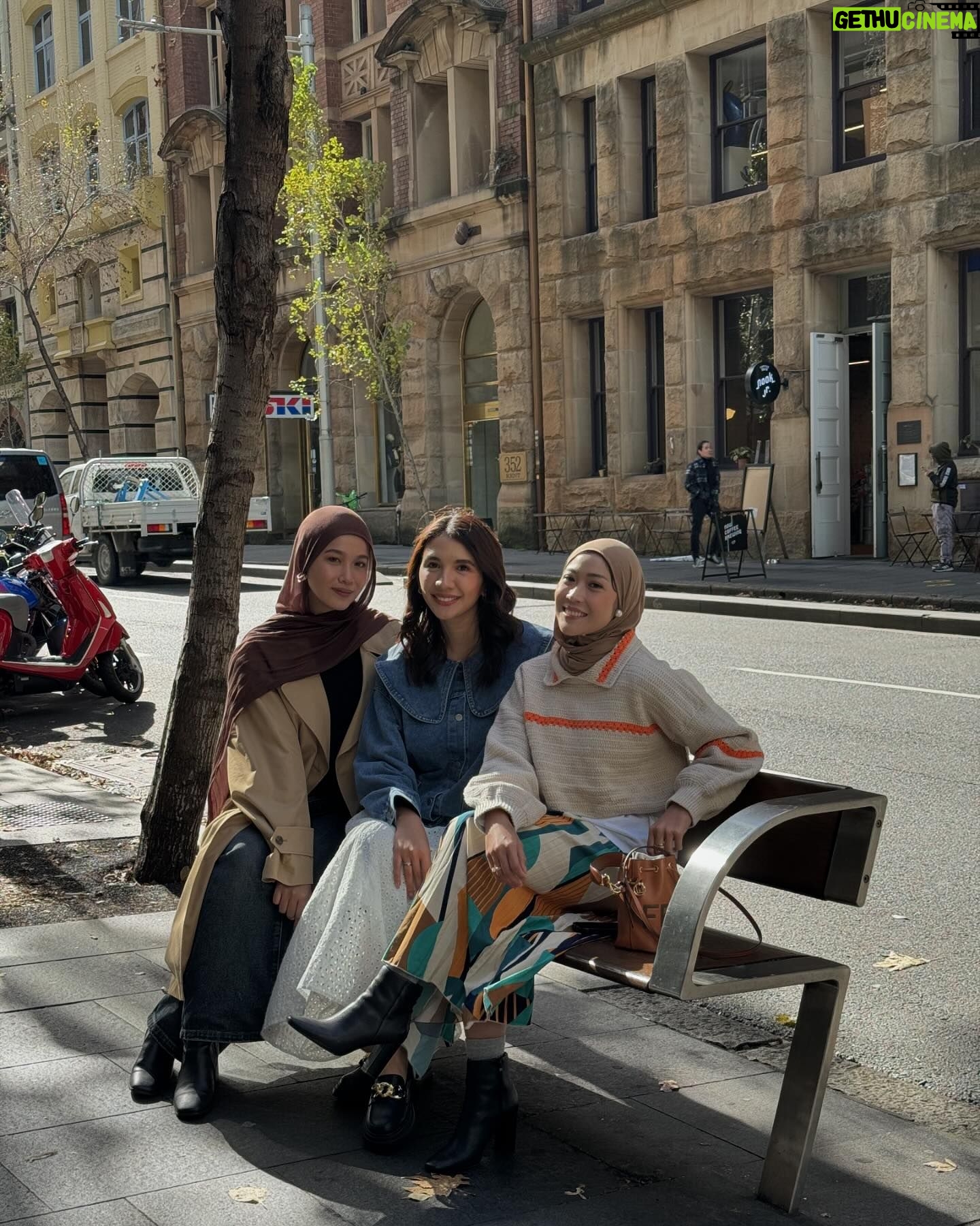 Acha Sinaga Instagram - Mulai sekarang ayam penyet dan sambal bawang khas Ria sudah bisa dinikmati di tengah kota Sydney! ๐๐ถ๏ธ Bukan kuat bukan gagah kita, tapi semua karna penyertaan Tuhan. . @ria.australia juga mendukung program Spice Up The World yaitu pembukaan 4000 restoran Indonesia yang ada di luar negeri, oleh Bapak Menparekraf @sandiuno. . Grand Opening of Ria Ayam Penyet Sydney CBD, 22 Mei 2024 โจ