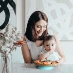 Acha Sinaga Instagram - Perjalanan MPASI tu bitter-sweet banget ya Buund, something yang kita tunggu-tunggu karna excited liat si Kecil akhirnya makan, tapi ternyata once you start you’ll change forever 🤭 Bukan anak kita aja yg belajar makan, tapi kita Ibunya juga ikutan banyak belajar. Belajar pilih menu yg bergizi, belajar masak makanan yang sehat, belajar lebih sabar kalau ternyata anaknya gak mau makan hasil masakan kita (wkwk nyesek yaak), belajar mengolah emosi kalau anaknya lagi GTM, belajar kuat ngadepin pertanyaan2 keluarga besar/ tetangga. Hmm coba lanjutin belajar apalagi Buund? 😁👇🏼