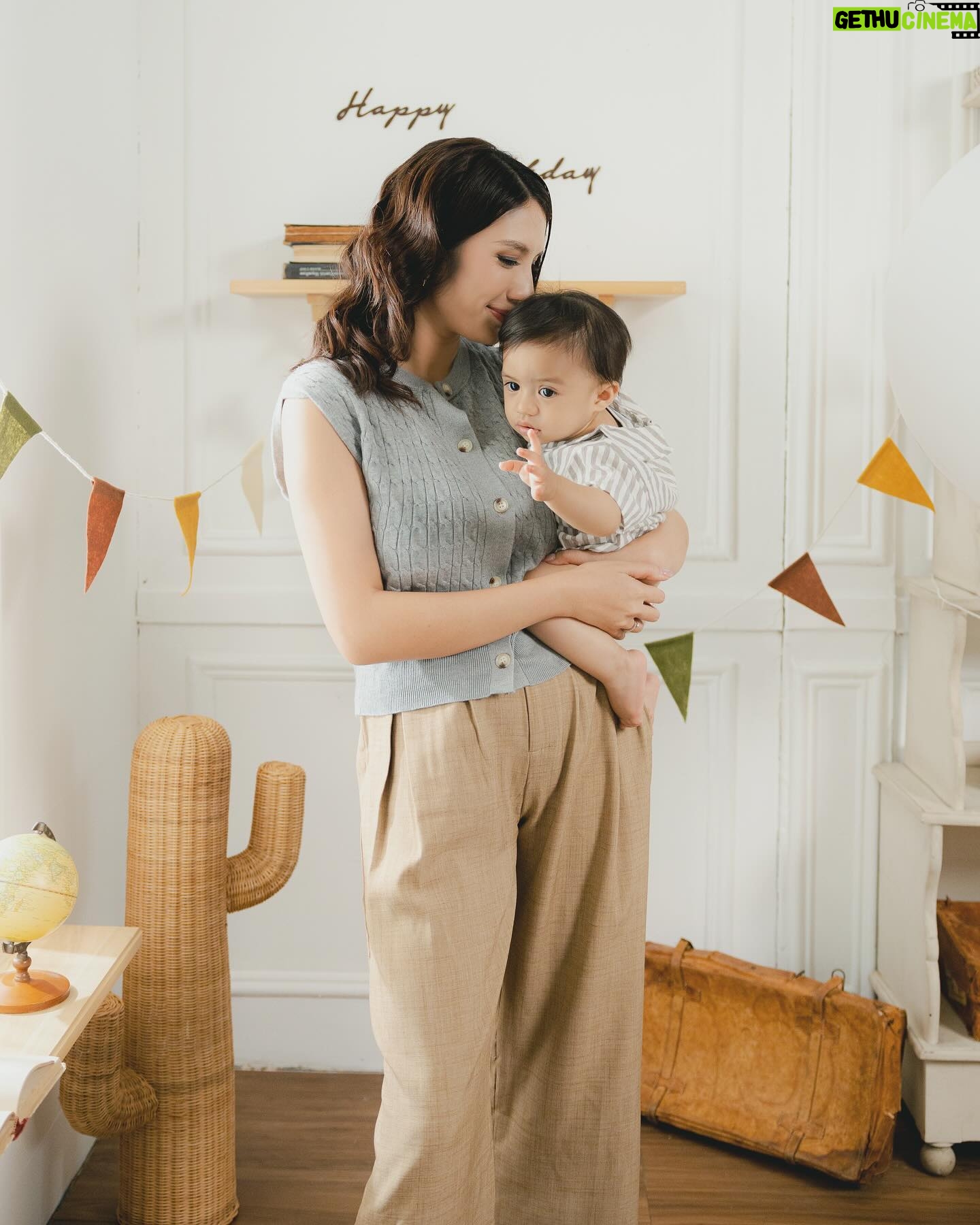 Acha Sinaga Instagram - Today, we celebrate the gift of having you as our son. Happy 1st birthday Jethro Kenaniah Ambarita, and may Godโs plan be fulfilled in your life. Love you always, Daddy Mommy Abang Luke ๐ซถ๐ผ . Styled and captured beautifully by @gracethani with @babyaxioo ๐ . Post fotonya pake lagu kesukaan Kenan, denger lagu ini dia auto angkat tangan atau kalau lagi ngantuk auto bobo ๐