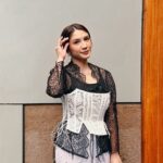 Acha Sinaga Instagram - Menantang diri sendiri pake Kebaya beraktivitas, baru setengah hari udah engep 😆 hebat banget Ibu Kartini dan perempuan-perempuan jaman dulu 🙌🏼🖤🤍