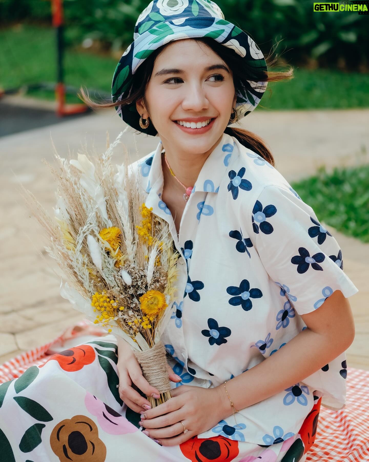 Acha Sinaga Instagram - Gemeessssh banget koleksi UNIQLO terbaru ini bisa kembaran juga sama si Kecil untuk outfit kita jalan-jalan keluar rumah atau santai di rumah aja. Bisa distyling-in pake motif yg sama atau tabrak pattern kaya aku gini. Udah bisa dipesen online atau langsung pilih-pilih di store @uniqloindonesia dan UNIQLO.COM mulai hari ini Gengg đ¸ #UNIQLOxMarimekko #UNIQLOINDONESIA