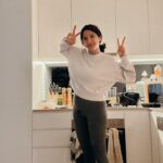 Acha Sinaga Instagram – Aku suka ajak Luke untuk involve sama kerjaan rumah sehari-hari karena banyak banget manfaatnya. Selain belajar skill baru (kali ini nyusun piring dan sendok), Luke jadi belajar gimana caranya ngejalin hubungan sama berkomunikasi dengan jelas, bernegosiasi, bekerja sama, dan bekerja sebagai tim. Ketika anak-anak berkontribusi dalam kehidupan keluarga, mereka akan ngerasa kompeten dan bertanggung jawab, jadi bisa ngebangun Percaya Dirinya juga 😊
Memang pastinya kerjaan jadi lebih lama selesai, tapi it’s okay selama anak kita jadi belajar banyak hal baru 🫶🏼