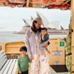 Acha Sinaga Instagram – Sekarang setiap mau pergi dari rumah tu rasanya cuma punya waktu 2 menit buat siap-siapin diri sendiri, sisanya 58 menit nyiapin anak-anak dan barang-barang mereka yang harus dibawa juga, apalagi karena disini serba mandiri. Kalau kata Mamak-Mamak yang lain bakal kangen dengan kerempongan ini setelah nanti mereka gede.  Emang bener?
