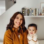 Acha Sinaga Instagram – 1. Daging domba kaya bgt kandungan protein & lemaknya Bund, jd menyediakan bahan energi untuk mendorong pertumbuhan mereka. Domba jg mengandung nutrisi penting lainnya buat bayi seperti zat besi, zinc, selenium, kolin, vitamin B6 dan B12, serta asam lemak omega 3 yg berfungsi mencegah anemia, memastikan metabolisme yang sehat, serta membangun sistem kekebalan tubuh yang kuat.
.
2. Tahu kaya akan protein, asam lemak omega-3 nabati, zat besi, dan seng. Bersama-sama nutrisi ini mendukung pertumbuhan dan perkembangan, kesehatan otak, sel darah merah yang sehat, serta kekebalan dan persepsi rasa yang kuat. Untuk membantu meningkatkan penyerapan zat besi dari tahu, padukan tahu dengan makanan kaya vitamin C, seperti brokoli atau jeruk.
.
3. Kenan suka bgt kacang merah, Mamake jd happy krn kaya akan protein, serat, asam lemak omega-3 nabati, & folat. Kacang merah jg mengandung 2 nutrisi lain yang biasanya kurang pada bayi, zat besi dan seng, yang mendukung kesehatan darah, perkembangan, & pertumbuhan.
.
4. Karna Kenan udah sering makan Alpukat dihancurin, skg dia prefer dipotong jadi finger food gini, biar gak licin di tangannya aku taburin Hemp Seeds jadi double nutrition. Alpukat kaya akan serat dan lemak sehat yg dibutuhkan bayi untuk mendukung pencernaan & perkembangan otak. Alpukat juga kaya akan vitamin B yg mendukung pertumbuhan seperti folat & B6, mengandung vitamin E & seng untuk meningkatkan kekebalan tubuh.
.
5. Tempe tu cocokkk bgt bayi & balita krn jumlah proteinnya sebanding sama daging sapi tapi dgn harga yg lebih murah, apalagi di Indonesia lebih mudah dapetinnya. Tempe jg punya banyak asam lemak omega 3 dari asam alfa-linolenat, yg membantu mengembangkan kesehatan otak & mata, vitamin B & folat untuk mendorong pertumbuhan sel, zat besi nabati untuk mendukung otak, & kalsium untuk mengembangkan otak dan tulang.
.
6. Yogurt mengandung kalsium yang sangat penting untuk perkembangan tulang bayi, vitamin A untuk kesehatan mata, kulit, dan kekebalan tubuh, vitamin B untuk energi, dan potasium. Yogurt juga merupakan sumber protein, karbohidrat, dan lemak..
.
Sumber informasi ini aku dapetin dari @solidstarts 🫶🏼