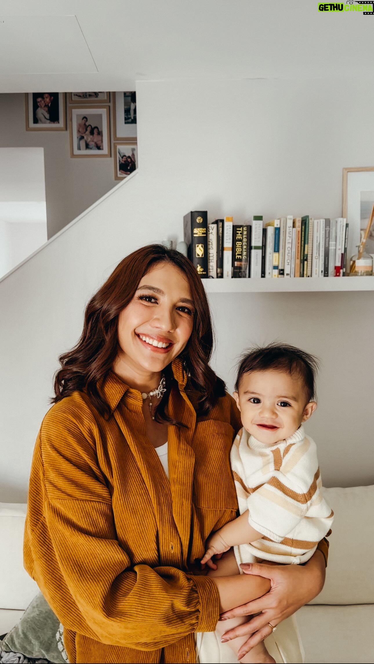 Acha Sinaga Instagram - 1. Daging domba kaya bgt kandungan protein & lemaknya Bund, jd menyediakan bahan energi untuk mendorong pertumbuhan mereka. Domba jg mengandung nutrisi penting lainnya buat bayi seperti zat besi, zinc, selenium, kolin, vitamin B6 dan B12, serta asam lemak omega 3 yg berfungsi mencegah anemia, memastikan metabolisme yang sehat, serta membangun sistem kekebalan tubuh yang kuat. . 2. Tahu kaya akan protein, asam lemak omega-3 nabati, zat besi, dan seng. Bersama-sama nutrisi ini mendukung pertumbuhan dan perkembangan, kesehatan otak, sel darah merah yang sehat, serta kekebalan dan persepsi rasa yang kuat. Untuk membantu meningkatkan penyerapan zat besi dari tahu, padukan tahu dengan makanan kaya vitamin C, seperti brokoli atau jeruk. . 3. Kenan suka bgt kacang merah, Mamake jd happy krn kaya akan protein, serat, asam lemak omega-3 nabati, & folat. Kacang merah jg mengandung 2 nutrisi lain yang biasanya kurang pada bayi, zat besi dan seng, yang mendukung kesehatan darah, perkembangan, & pertumbuhan. . 4. Karna Kenan udah sering makan Alpukat dihancurin, skg dia prefer dipotong jadi finger food gini, biar gak licin di tangannya aku taburin Hemp Seeds jadi double nutrition. Alpukat kaya akan serat dan lemak sehat yg dibutuhkan bayi untuk mendukung pencernaan & perkembangan otak. Alpukat juga kaya akan vitamin B yg mendukung pertumbuhan seperti folat & B6, mengandung vitamin E & seng untuk meningkatkan kekebalan tubuh. . 5. Tempe tu cocokkk bgt bayi & balita krn jumlah proteinnya sebanding sama daging sapi tapi dgn harga yg lebih murah, apalagi di Indonesia lebih mudah dapetinnya. Tempe jg punya banyak asam lemak omega 3 dari asam alfa-linolenat, yg membantu mengembangkan kesehatan otak & mata, vitamin B & folat untuk mendorong pertumbuhan sel, zat besi nabati untuk mendukung otak, & kalsium untuk mengembangkan otak dan tulang. . 6. Yogurt mengandung kalsium yang sangat penting untuk perkembangan tulang bayi, vitamin A untuk kesehatan mata, kulit, dan kekebalan tubuh, vitamin B untuk energi, dan potasium. Yogurt juga merupakan sumber protein, karbohidrat, dan lemak.. . Sumber informasi ini aku dapetin dari @solidstarts 🫶🏼