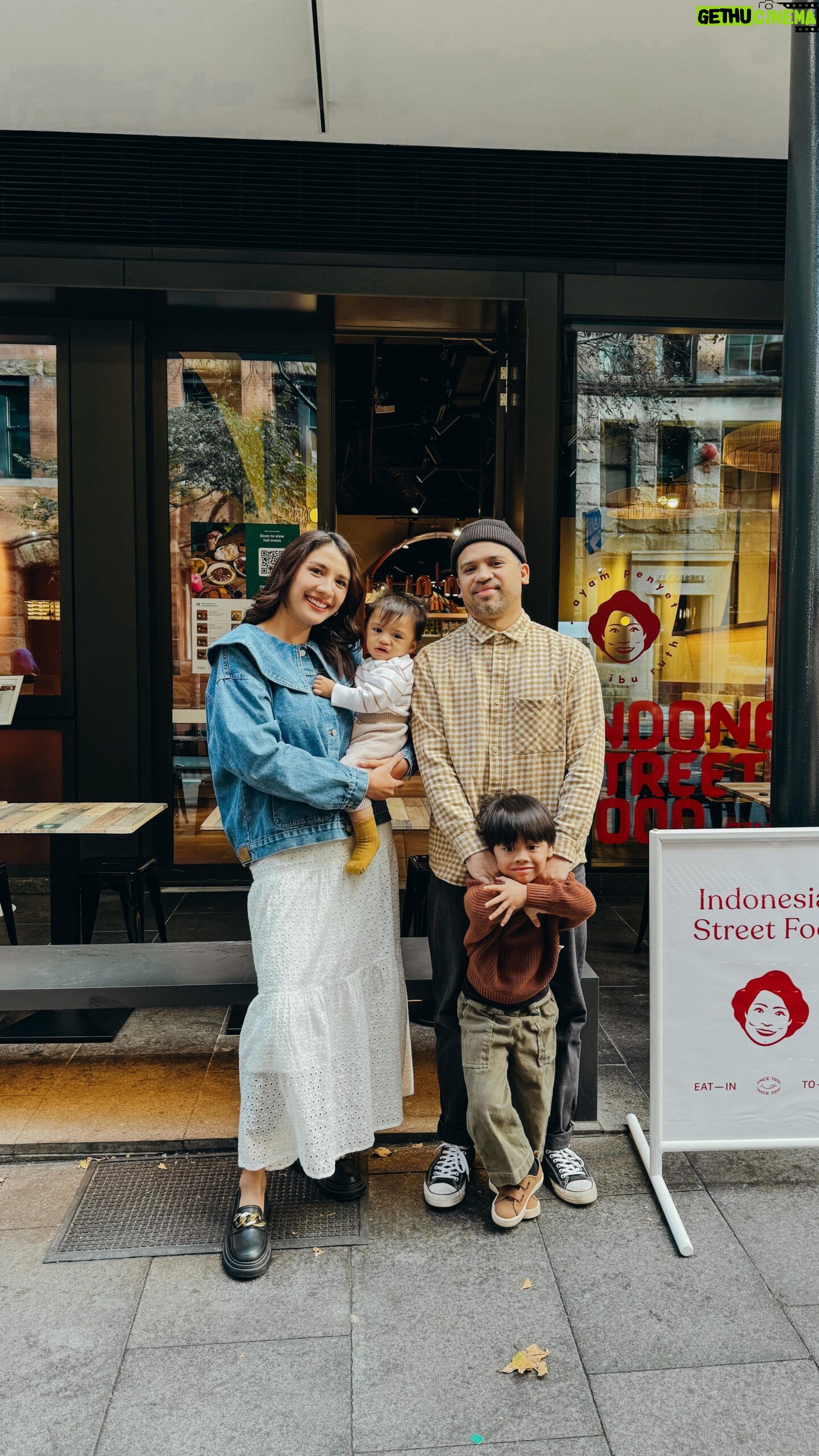 Acha Sinaga Instagram - Apapun yang lagi kamu pengenin, selain berusaha jangan lupa berdoa karena Tuhan denger setiap doa dan kerinduan hati yg kita panjatkan 🫶🏼 📍Ayam Penyet Ria CBD, 397 Kent Street, Sydney.