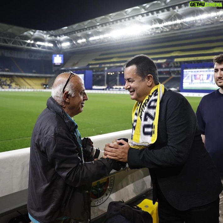 Acun Ilıcalı Instagram - Fenerbahçemiz için tarihi bir gündü. Ramazan ayı ve mesai günü olmasına rağmen binlerce taraftarımızın, kongre üyelerimizin Başkanımız Ali Koç’un çağrısıyla beraber böyle bir kalabalığın stadı doldurması unutulmayacak bir görüntüydü benim için. Fenerbahçeli olmaktan bir kere daha gurur duydum. #Fenerbahçe @fenerbahce