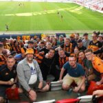 Acun Ilıcalı Instagram - Hull City’nin Antalya kampında bize destek veren ve takımımızı kamp döneminde Regnum Carya’da ağırlayan sevgili dostum Ali Şafak Öztürk’e ve taraftarımızı Kremlin Palace’ta ağırlayan sevgili dostum Neşet Koçkar’a, takımımıza ve taraftarlarımıza Türkiye’ye gelişinde Corendon Airlines olarak destek veren Yıldıray Karaer’e, bize misafirperverliği ile sahasını açan Antalyaspor Başkanı Sinan Boztepe’ye, stadyum sürecinde destek olan Antalya Gençlik ve Spor İl Müdürü Yavuz Gürhan’a gönülden teşekkür ederim. Hem takımımız hem de taraftarlarımızla birlikte harika bir kamp geçirdik. @hullcity @corendonairlines @alisafakozturk @mrnesetkockar #YıldırayKaraer #SinanBoztepe @yavuzgurhann