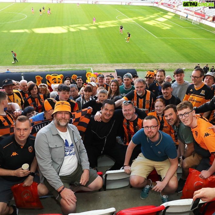 Acun Ilıcalı Instagram - Hull City’nin Antalya kampında bize destek veren ve takımımızı kamp döneminde Regnum Carya’da ağırlayan sevgili dostum Ali Şafak Öztürk’e ve taraftarımızı Kremlin Palace’ta ağırlayan sevgili dostum Neşet Koçkar’a, takımımıza ve taraftarlarımıza Türkiye’ye gelişinde Corendon Airlines olarak destek veren Yıldıray Karaer’e, bize misafirperverliği ile sahasını açan Antalyaspor Başkanı Sinan Boztepe’ye, stadyum sürecinde destek olan Antalya Gençlik ve Spor İl Müdürü Yavuz Gürhan’a gönülden teşekkür ederim. Hem takımımız hem de taraftarlarımızla birlikte harika bir kamp geçirdik. @hullcity @corendonairlines @alisafakozturk @mrnesetkockar #YıldırayKaraer #SinanBoztepe @yavuzgurhann