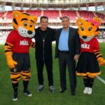 Acun Ilıcalı Instagram - Hull City’nin Antalya kampında bize destek veren ve takımımızı kamp döneminde Regnum Carya’da ağırlayan sevgili dostum Ali Şafak Öztürk’e ve taraftarımızı Kremlin Palace’ta ağırlayan sevgili dostum Neşet Koçkar’a, takımımıza ve taraftarlarımıza Türkiye’ye gelişinde Corendon Airlines olarak destek veren Yıldıray Karaer’e, bize misafirperverliği ile sahasını açan Antalyaspor Başkanı Sinan Boztepe’ye, stadyum sürecinde destek olan Antalya Gençlik ve Spor İl Müdürü Yavuz Gürhan’a gönülden teşekkür ederim. Hem takımımız hem de taraftarlarımızla birlikte harika bir kamp geçirdik. @hullcity @corendonairlines @alisafakozturk @mrnesetkockar #YıldırayKaraer #SinanBoztepe @yavuzgurhann