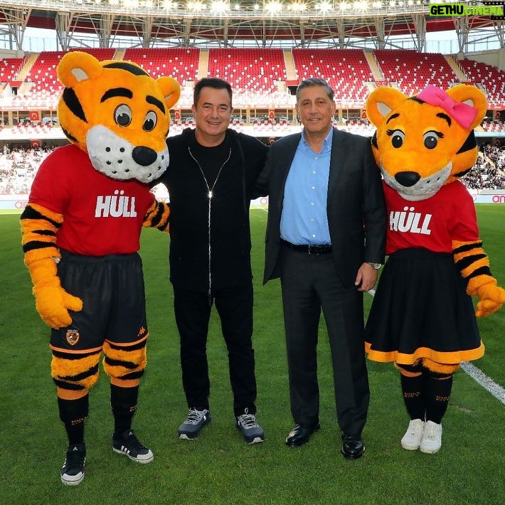 Acun Ilıcalı Instagram - Hull City’nin Antalya kampında bize destek veren ve takımımızı kamp döneminde Regnum Carya’da ağırlayan sevgili dostum Ali Şafak Öztürk’e ve taraftarımızı Kremlin Palace’ta ağırlayan sevgili dostum Neşet Koçkar’a, takımımıza ve taraftarlarımıza Türkiye’ye gelişinde Corendon Airlines olarak destek veren Yıldıray Karaer’e, bize misafirperverliği ile sahasını açan Antalyaspor Başkanı Sinan Boztepe’ye, stadyum sürecinde destek olan Antalya Gençlik ve Spor İl Müdürü Yavuz Gürhan’a gönülden teşekkür ederim. Hem takımımız hem de taraftarlarımızla birlikte harika bir kamp geçirdik. @hullcity @corendonairlines @alisafakozturk @mrnesetkockar #YıldırayKaraer #SinanBoztepe @yavuzgurhann