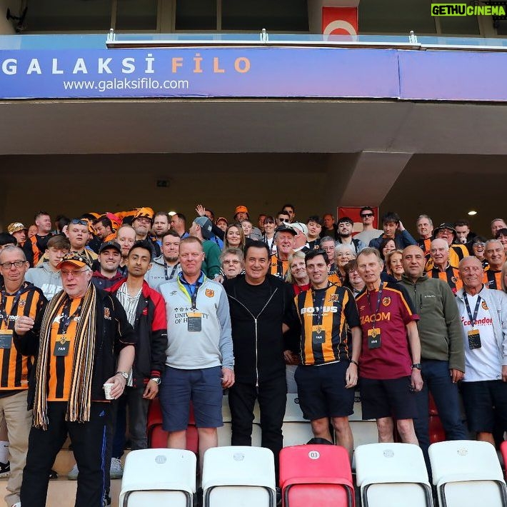 Acun Ilıcalı Instagram - Hull City’nin Antalya kampında bize destek veren ve takımımızı kamp döneminde Regnum Carya’da ağırlayan sevgili dostum Ali Şafak Öztürk’e ve taraftarımızı Kremlin Palace’ta ağırlayan sevgili dostum Neşet Koçkar’a, takımımıza ve taraftarlarımıza Türkiye’ye gelişinde Corendon Airlines olarak destek veren Yıldıray Karaer’e, bize misafirperverliği ile sahasını açan Antalyaspor Başkanı Sinan Boztepe’ye, stadyum sürecinde destek olan Antalya Gençlik ve Spor İl Müdürü Yavuz Gürhan’a gönülden teşekkür ederim. Hem takımımız hem de taraftarlarımızla birlikte harika bir kamp geçirdik. @hullcity @corendonairlines @alisafakozturk @mrnesetkockar #YıldırayKaraer #SinanBoztepe @yavuzgurhann