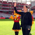 Acun Ilıcalı Instagram - Hull City’nin Antalya kampında bize destek veren ve takımımızı kamp döneminde Regnum Carya’da ağırlayan sevgili dostum Ali Şafak Öztürk’e ve taraftarımızı Kremlin Palace’ta ağırlayan sevgili dostum Neşet Koçkar’a, takımımıza ve taraftarlarımıza Türkiye’ye gelişinde Corendon Airlines olarak destek veren Yıldıray Karaer’e, bize misafirperverliği ile sahasını açan Antalyaspor Başkanı Sinan Boztepe’ye, stadyum sürecinde destek olan Antalya Gençlik ve Spor İl Müdürü Yavuz Gürhan’a gönülden teşekkür ederim. Hem takımımız hem de taraftarlarımızla birlikte harika bir kamp geçirdik. @hullcity @corendonairlines @alisafakozturk @mrnesetkockar #YıldırayKaraer #SinanBoztepe @yavuzgurhann