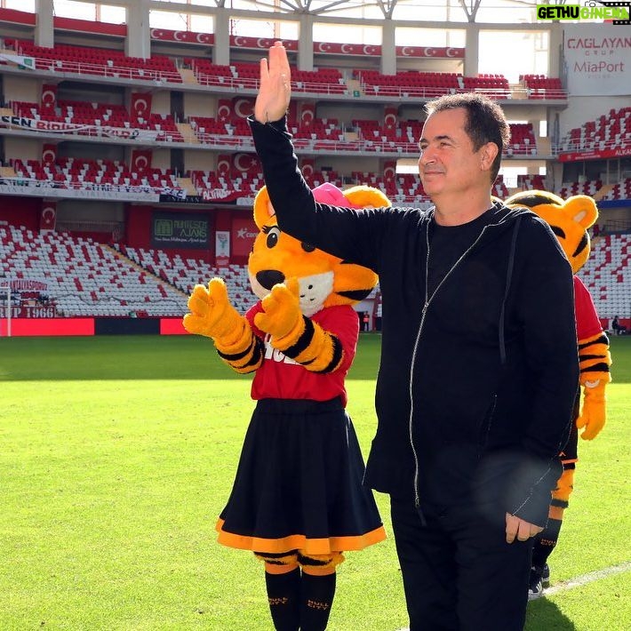 Acun Ilıcalı Instagram - Hull City’nin Antalya kampında bize destek veren ve takımımızı kamp döneminde Regnum Carya’da ağırlayan sevgili dostum Ali Şafak Öztürk’e ve taraftarımızı Kremlin Palace’ta ağırlayan sevgili dostum Neşet Koçkar’a, takımımıza ve taraftarlarımıza Türkiye’ye gelişinde Corendon Airlines olarak destek veren Yıldıray Karaer’e, bize misafirperverliği ile sahasını açan Antalyaspor Başkanı Sinan Boztepe’ye, stadyum sürecinde destek olan Antalya Gençlik ve Spor İl Müdürü Yavuz Gürhan’a gönülden teşekkür ederim. Hem takımımız hem de taraftarlarımızla birlikte harika bir kamp geçirdik. @hullcity @corendonairlines @alisafakozturk @mrnesetkockar #YıldırayKaraer #SinanBoztepe @yavuzgurhann