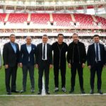 Acun Ilıcalı Instagram - Hull City’nin Antalya kampında bize destek veren ve takımımızı kamp döneminde Regnum Carya’da ağırlayan sevgili dostum Ali Şafak Öztürk’e ve taraftarımızı Kremlin Palace’ta ağırlayan sevgili dostum Neşet Koçkar’a, takımımıza ve taraftarlarımıza Türkiye’ye gelişinde Corendon Airlines olarak destek veren Yıldıray Karaer’e, bize misafirperverliği ile sahasını açan Antalyaspor Başkanı Sinan Boztepe’ye, stadyum sürecinde destek olan Antalya Gençlik ve Spor İl Müdürü Yavuz Gürhan’a gönülden teşekkür ederim. Hem takımımız hem de taraftarlarımızla birlikte harika bir kamp geçirdik. @hullcity @corendonairlines @alisafakozturk @mrnesetkockar #YıldırayKaraer #SinanBoztepe @yavuzgurhann