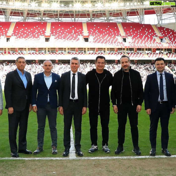 Acun Ilıcalı Instagram - Hull City’nin Antalya kampında bize destek veren ve takımımızı kamp döneminde Regnum Carya’da ağırlayan sevgili dostum Ali Şafak Öztürk’e ve taraftarımızı Kremlin Palace’ta ağırlayan sevgili dostum Neşet Koçkar’a, takımımıza ve taraftarlarımıza Türkiye’ye gelişinde Corendon Airlines olarak destek veren Yıldıray Karaer’e, bize misafirperverliği ile sahasını açan Antalyaspor Başkanı Sinan Boztepe’ye, stadyum sürecinde destek olan Antalya Gençlik ve Spor İl Müdürü Yavuz Gürhan’a gönülden teşekkür ederim. Hem takımımız hem de taraftarlarımızla birlikte harika bir kamp geçirdik. @hullcity @corendonairlines @alisafakozturk @mrnesetkockar #YıldırayKaraer #SinanBoztepe @yavuzgurhann