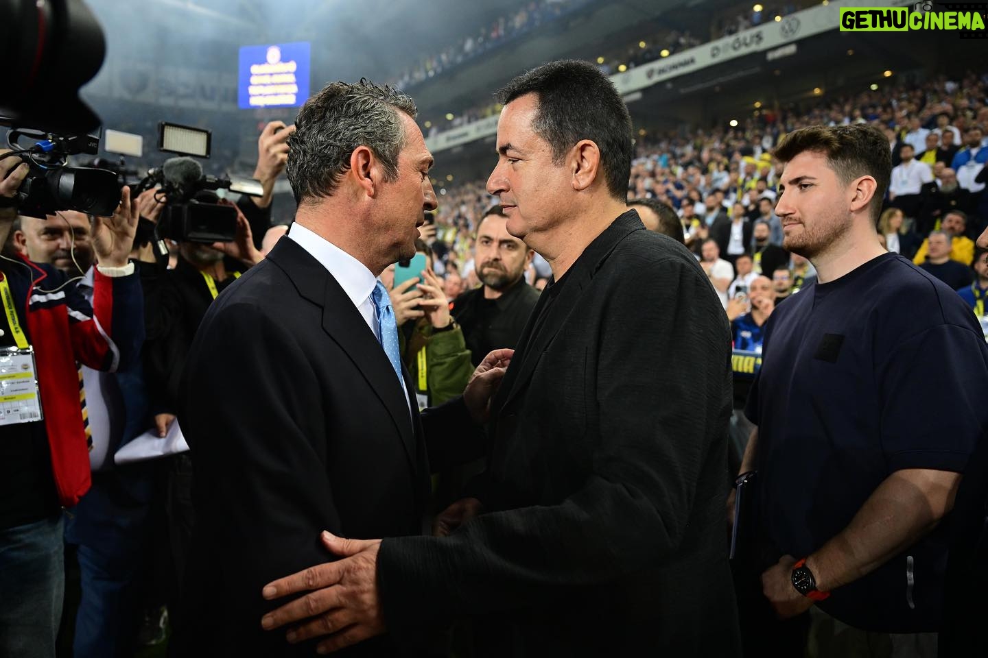 Acun Ilıcalı Instagram - Fenerbahçemiz için tarihi bir gündü. Ramazan ayı ve mesai günü olmasına rağmen binlerce taraftarımızın, kongre üyelerimizin Başkanımız Ali Koç’un çağrısıyla beraber böyle bir kalabalığın stadı doldurması unutulmayacak bir görüntüydü benim için. Fenerbahçeli olmaktan bir kere daha gurur duydum. #Fenerbahçe @fenerbahce