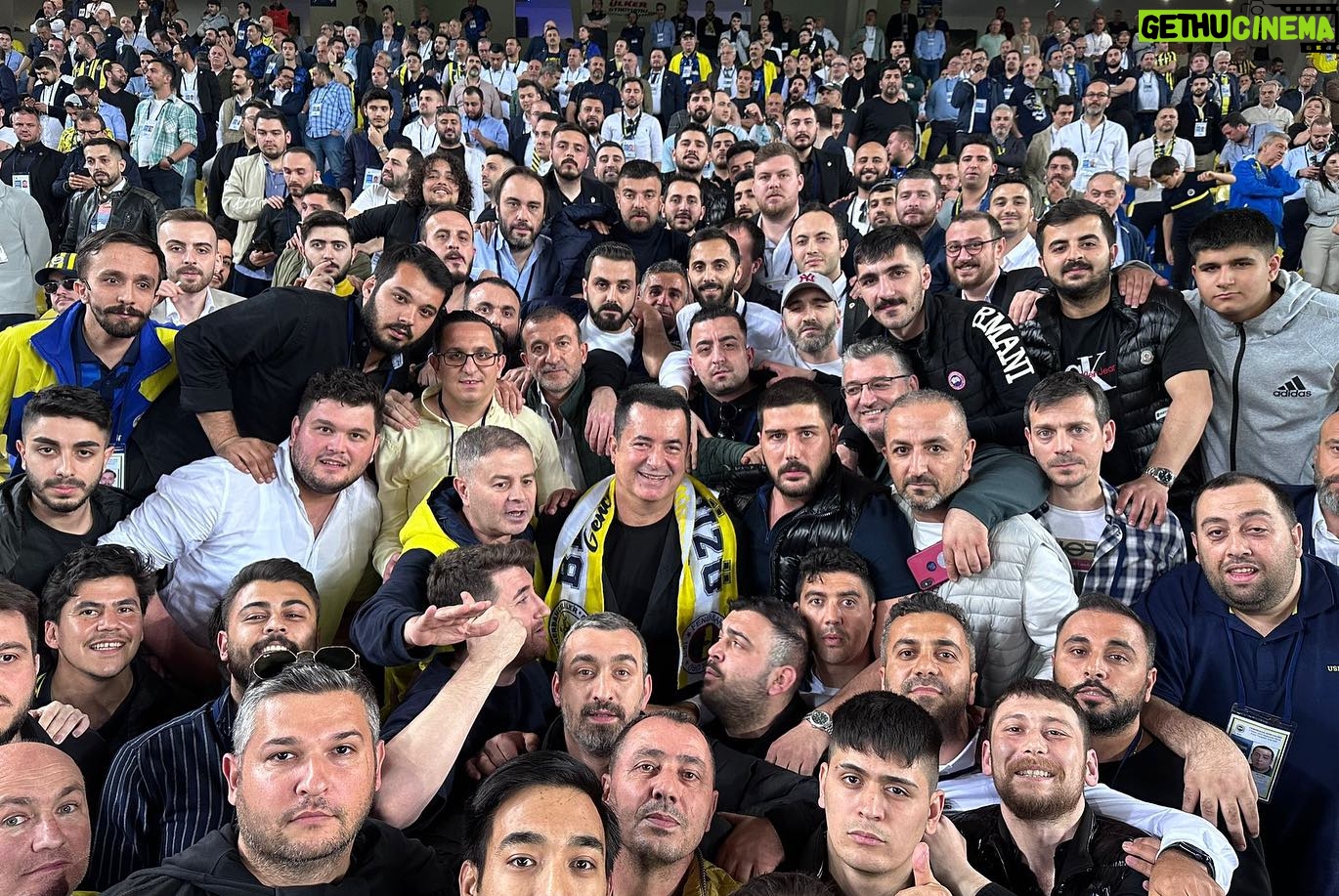 Acun Ilıcalı Instagram - Fenerbahçemiz için tarihi bir gündü. Ramazan ayı ve mesai günü olmasına rağmen binlerce taraftarımızın, kongre üyelerimizin Başkanımız Ali Koç’un çağrısıyla beraber böyle bir kalabalığın stadı doldurması unutulmayacak bir görüntüydü benim için. Fenerbahçeli olmaktan bir kere daha gurur duydum. #Fenerbahçe @fenerbahce