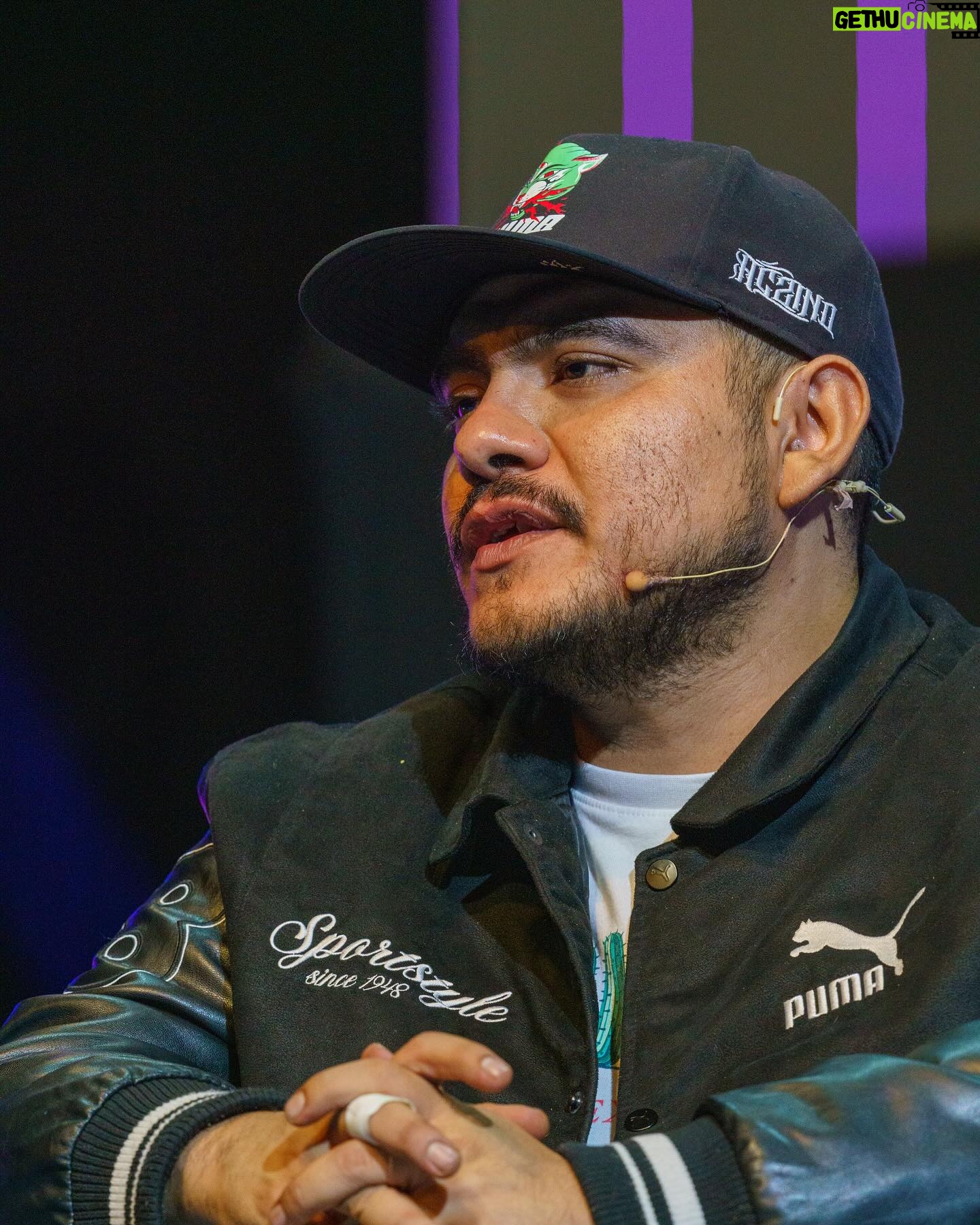 Aczino Instagram - Aczino nos lleva a vivir el “Campeonato de vida” con sus rimas inigualables! 🎤💫 Descubre cómo cada canción es un retrato del futuro y cómo desafía los límites en el freestyle. 🔥 Siente la emoción cuando alcanza las estrellas y vive la rivalidad con Argentina y otros países de LATAM. ¿Listo para sumarte a esta experiencia única? ¡Siente el poder del rap con Aczino! 🌟🎶 #Azcino #Freestyle #Rap #CreadoresMéxico