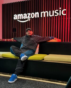 Aczino Instagram - Hoy estuvimos por @amazonmusicmx mostrando el nuevo material 🤟🏽 Este 2 de Mayo estrenamos música 🔥