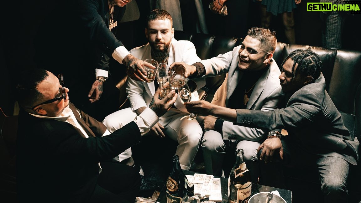 Aczino Instagram - Estamos justo ahora en el proceso… De vivir con el éxito en exceso 💰🥂
